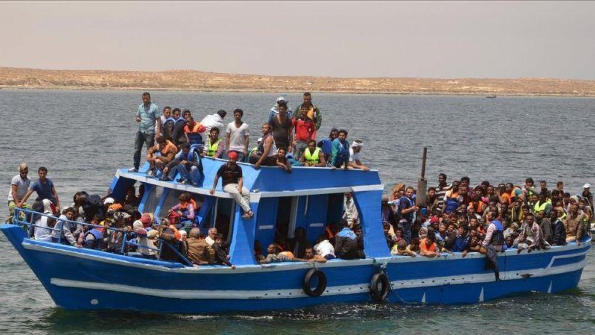Migrantes rescatados por la Armada tunecina.-ARCHIVO / REUTERS