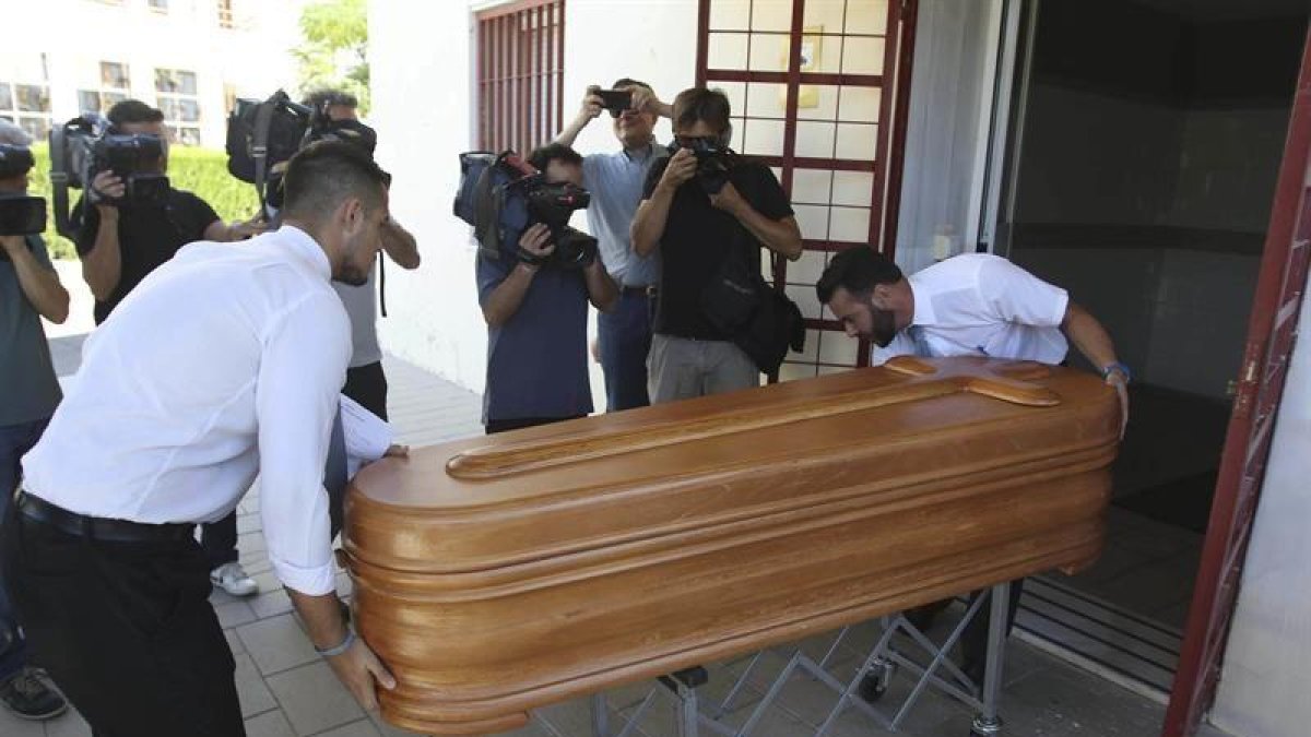Operarios de la funeraria trasladan el féretro con el cuerpo sin vida del expresidente de Caja Madrid Miguel Blesa del Instituto Anatómico Forense de Córdoba ayer hacia el tanatorio de Las Quemadas.-EFE