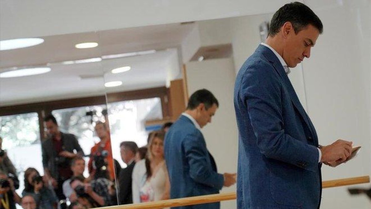 Pedro Sánchez acude a votar en Madrid.-JOSÉ LUIS ROCA