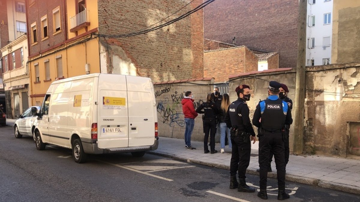 Agentes policiales junto al lugar de los hechos. ICAL