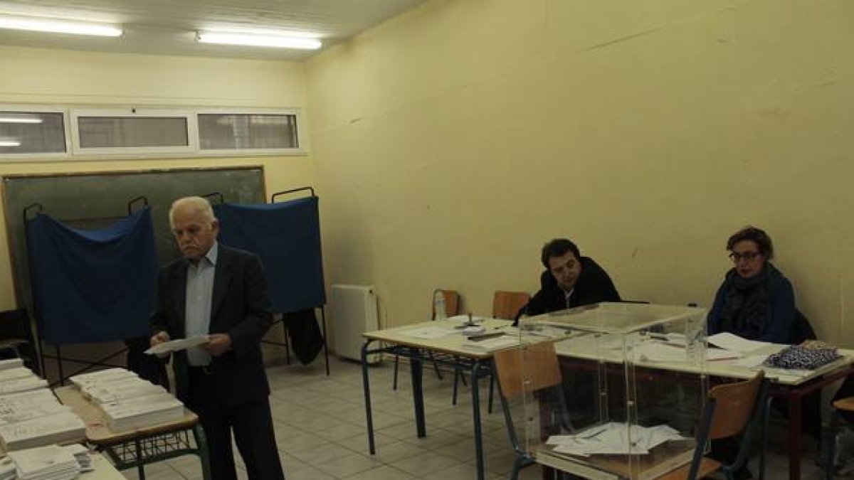 Un ciudadano Griego a punto de ejercer su derecho a voto en un colegio electoral de Atenas.-Foto: AINA VALLDAURA