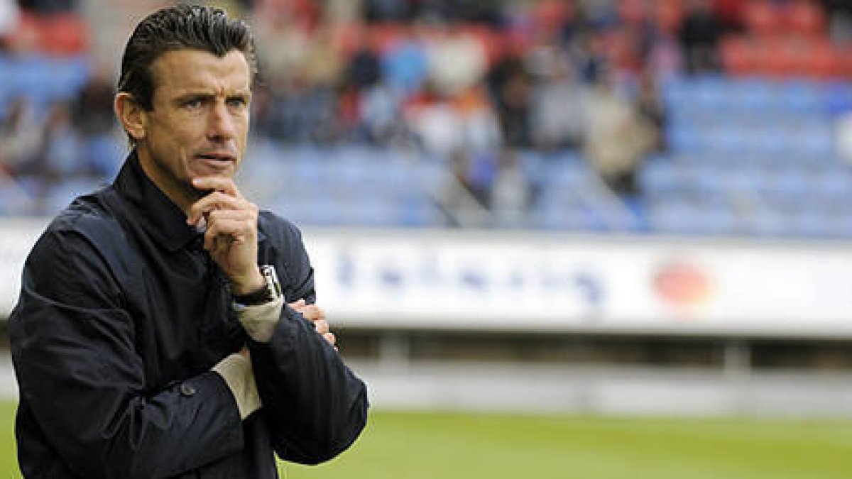 Juan Carlos Unzué no seguirá la próxima temporada en el Numancia. / VALENTÍN GUISANDE-