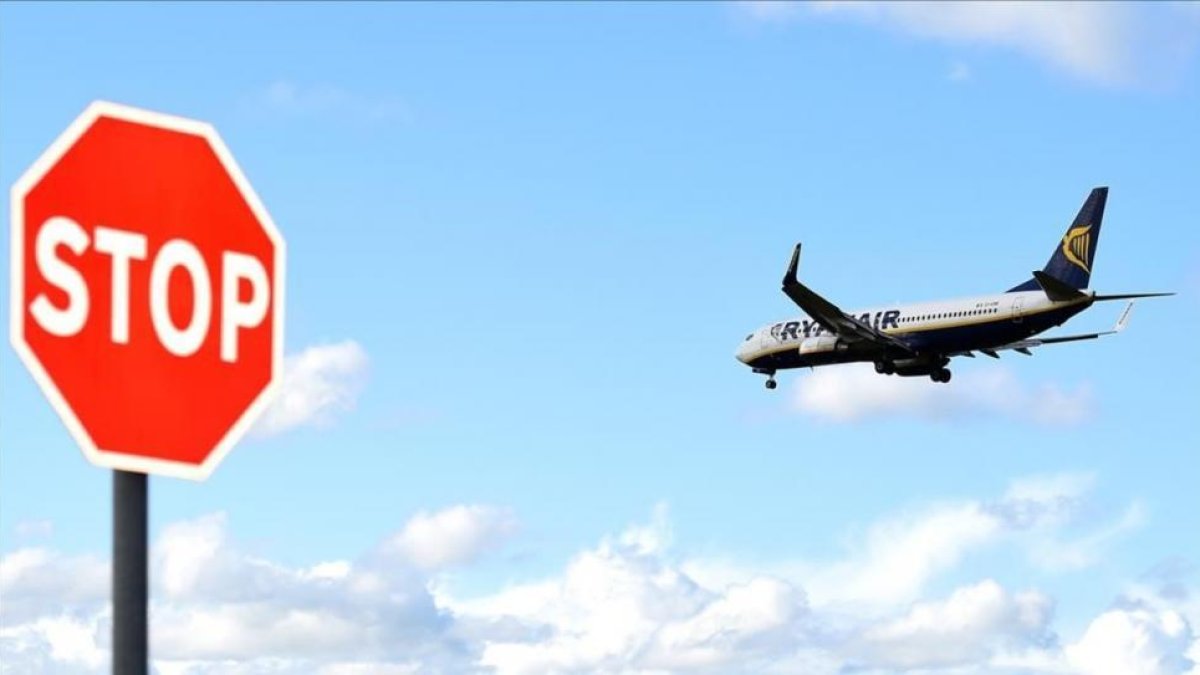 Un avión de Ryanair aterriza en Dublín. /-REUTERS / CLODAGH KILCOYNE