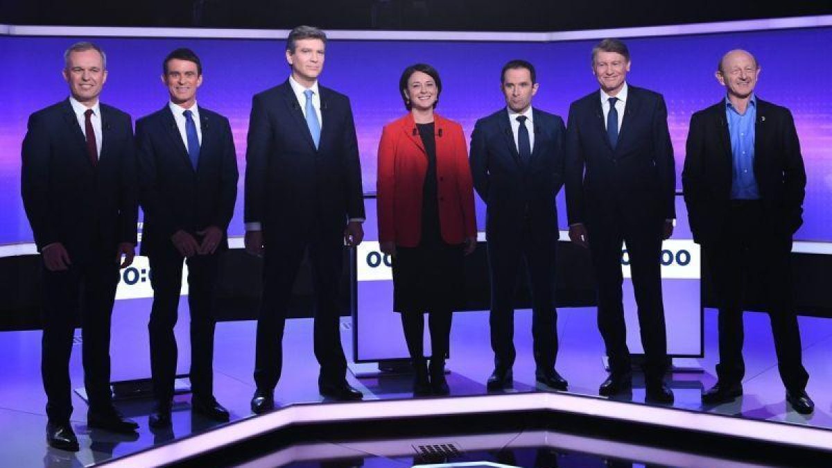 Los siete candidatos a las primarias de la izquierda francesa para las presidenciales, el 19 de enero, antes del debate televisado, en París.-EFE / ERIC FEFERBERG