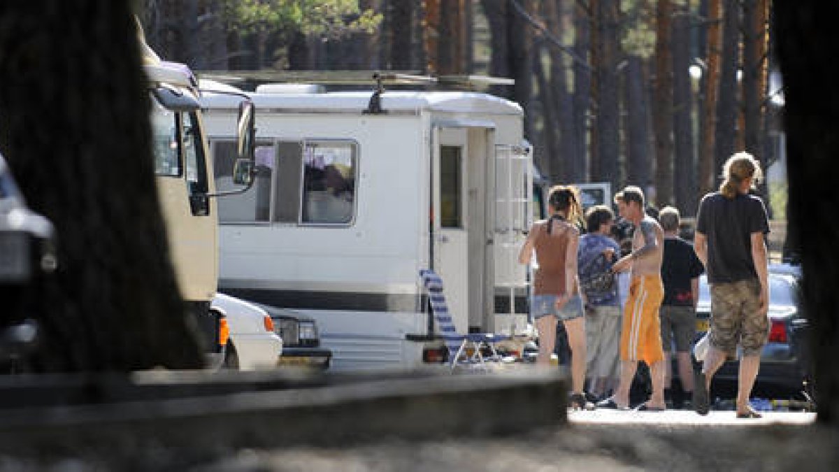 Un grupo de personas ayer en Playa Pita descargando sus enseres de una caravana. / ÚRSULA SIERRA-