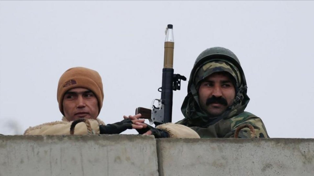 Soldados afganos toman posiciones junto a la academia militar atacada en Kabul.-OMAR SOBHANI / REUTERS