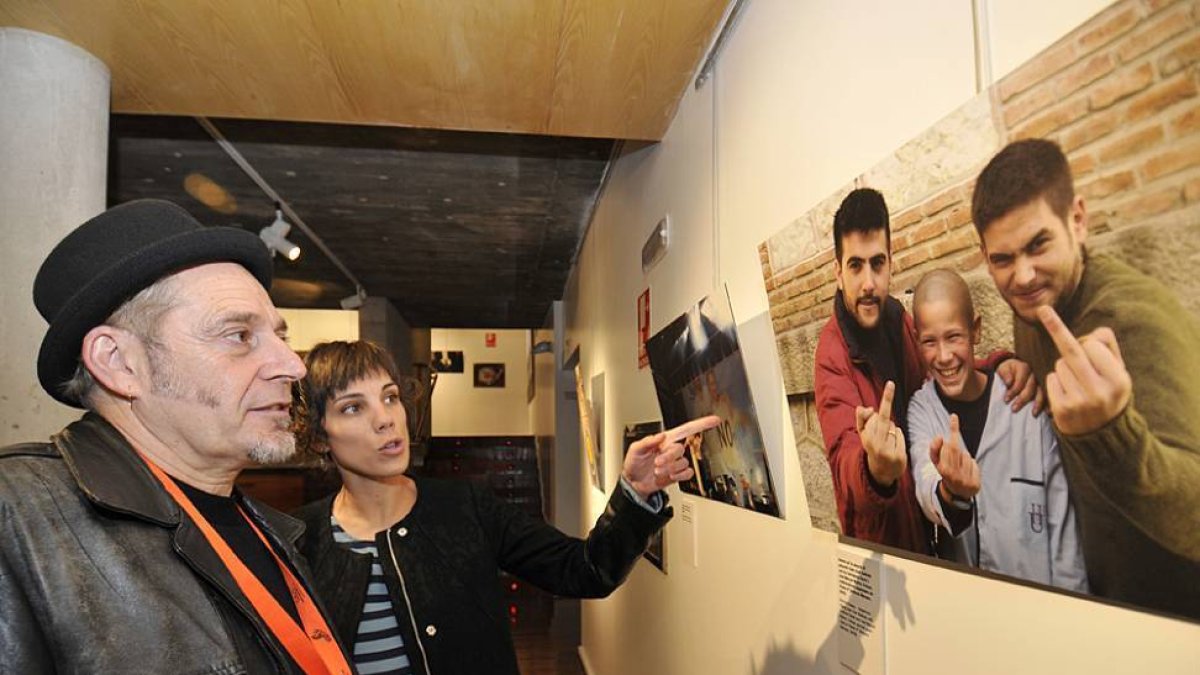 Javier Muñiz e Inés Andrés comentan una de las fotografías de la muestra ‘Estuve aquí’ que se reparte por once puntos de la capital.-VALENTÍN GUISANDE