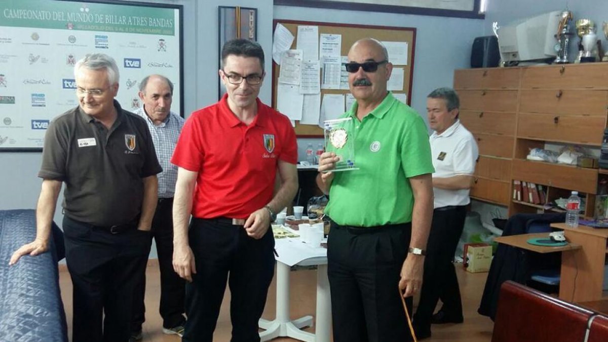 Pedro Camarero con el trofeo de campeón.-C.A. NUMANCIA