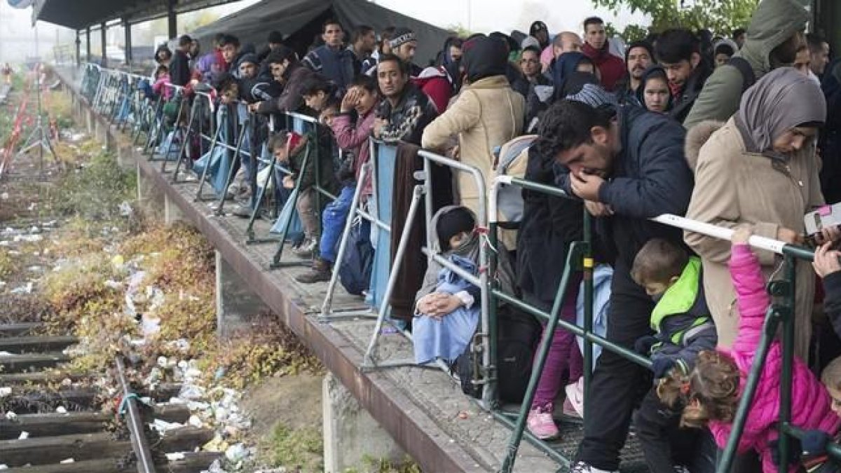 Un grupo de refugiados, en la estación de Pasau (Alemania).-