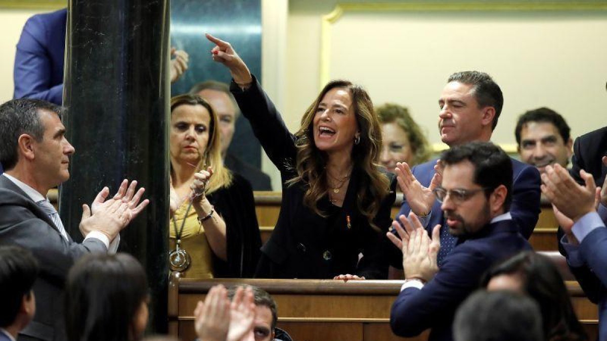 La diputada del PP, Teresa Jiménez Becerril, grita desde su escaño durante una de las intervenciones del candidato a la Presidencia del Gobierno, Pedro Sánchez, en el Congreso.-EFE