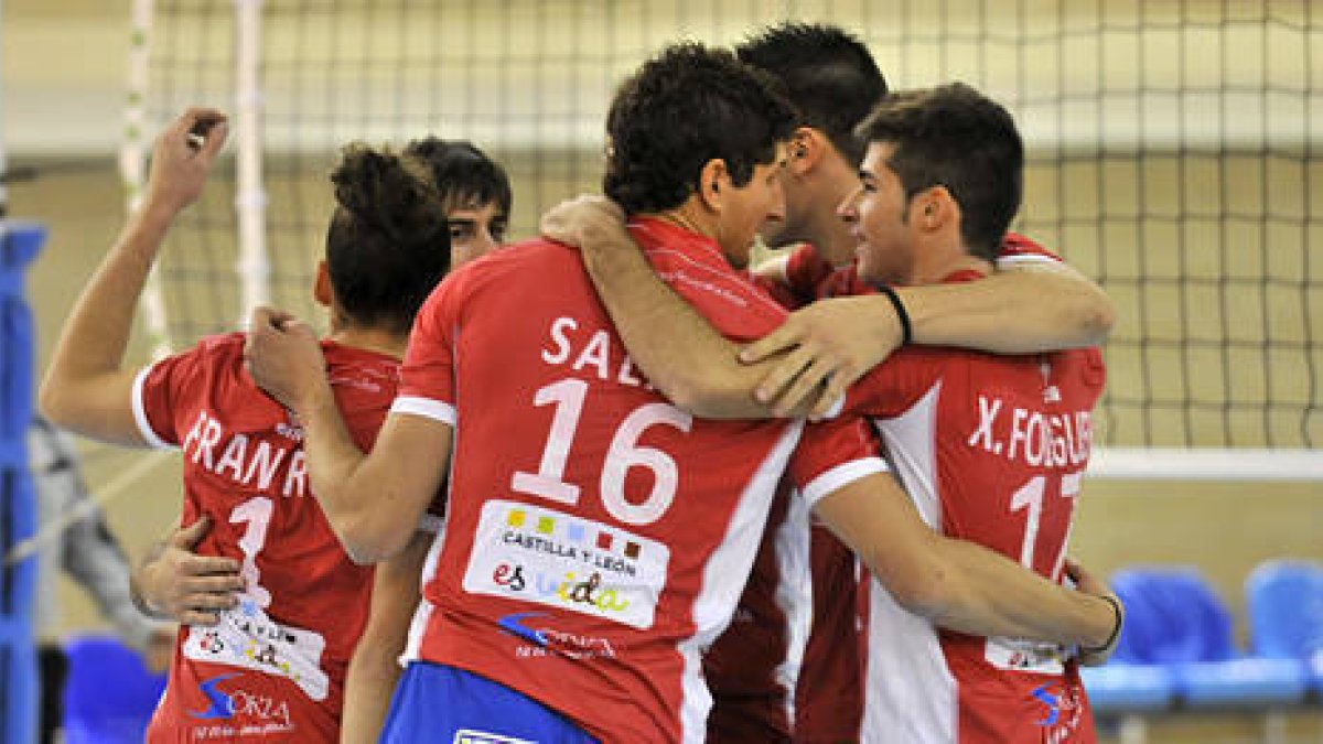 Los jugadores del CMA celebran uno de los puntos logrados en Zaragoza. / DIEGO MAYOR-