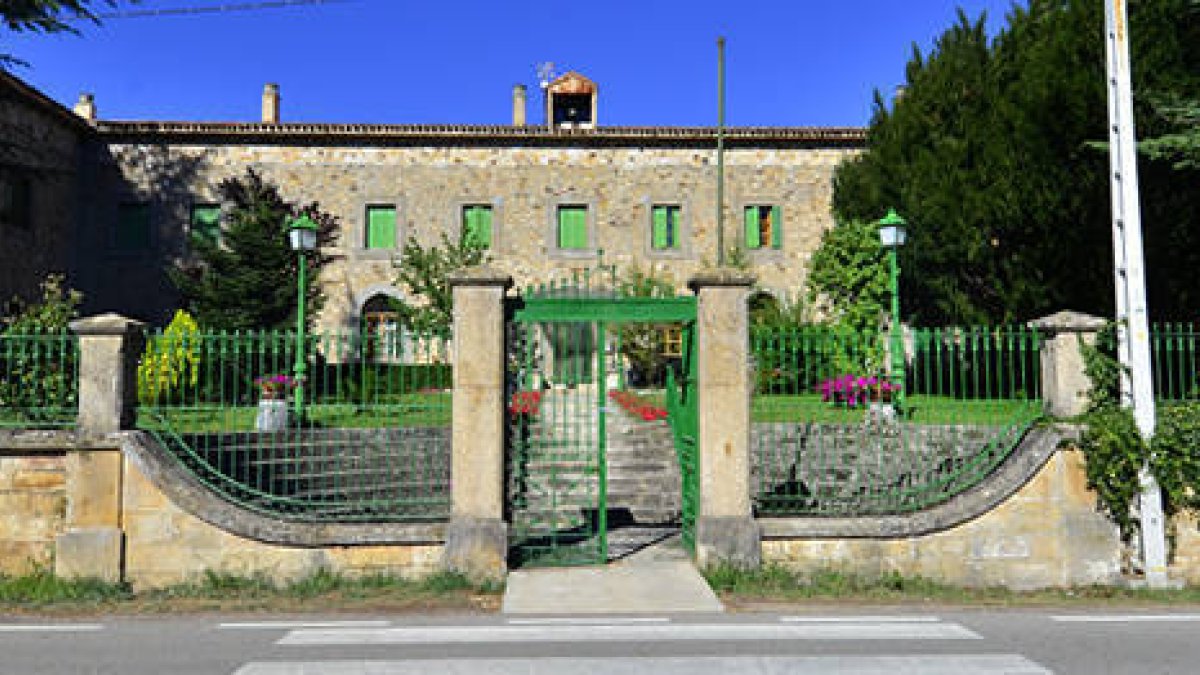 Exterior de la residencia de El Royo. / VALENTÍN GUISANDE-