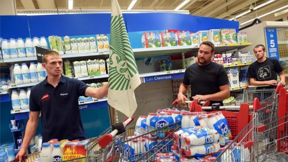 Protesta de ganaderos franceses contra Lactalis en un supermercado.-AFP / FRANCOIS LO PRESTI
