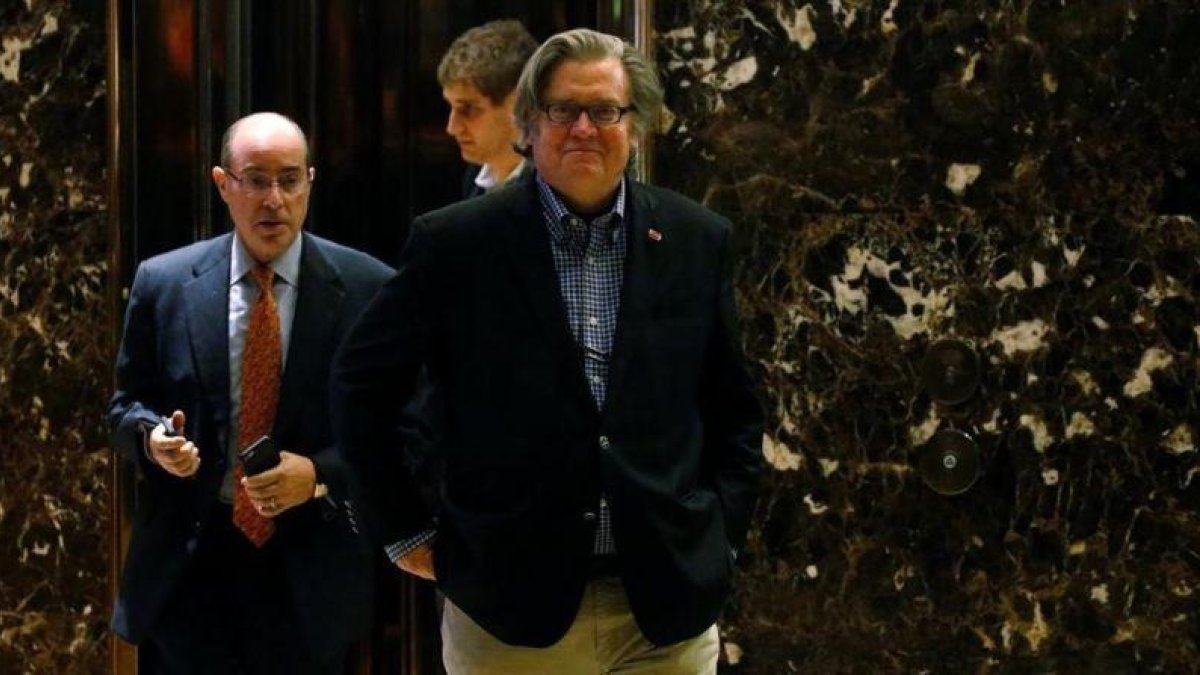 Bannon sale de las oficinas de Trump en la Trump Tower, en Nueva York, el 11 de noviembre.-REUTERS / CARLO ALLEGRI