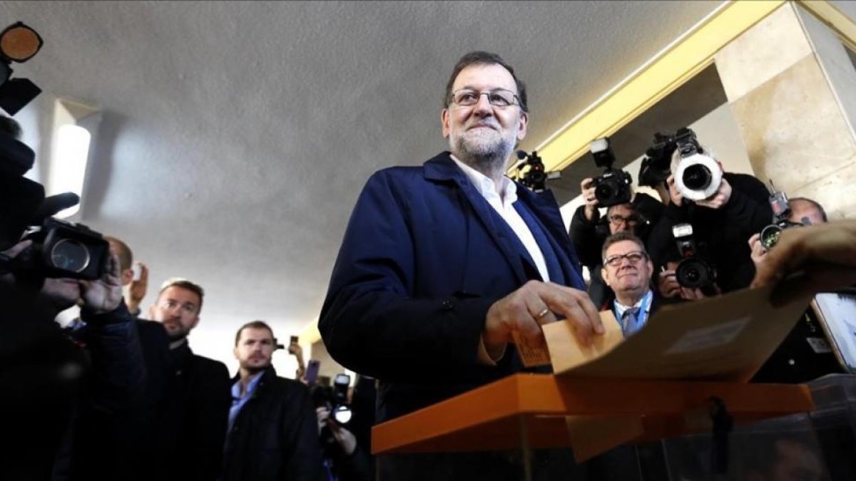 Mariano Rajoy vota el 20-D de 2015.-/ J.M. PRATS
