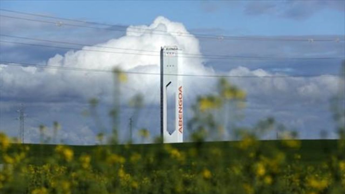 Torre de la planta de energía solar de Abengoa en Sanlúcar la Mayor (Sevlla).-REUTERS / MARCELO DEL POZO