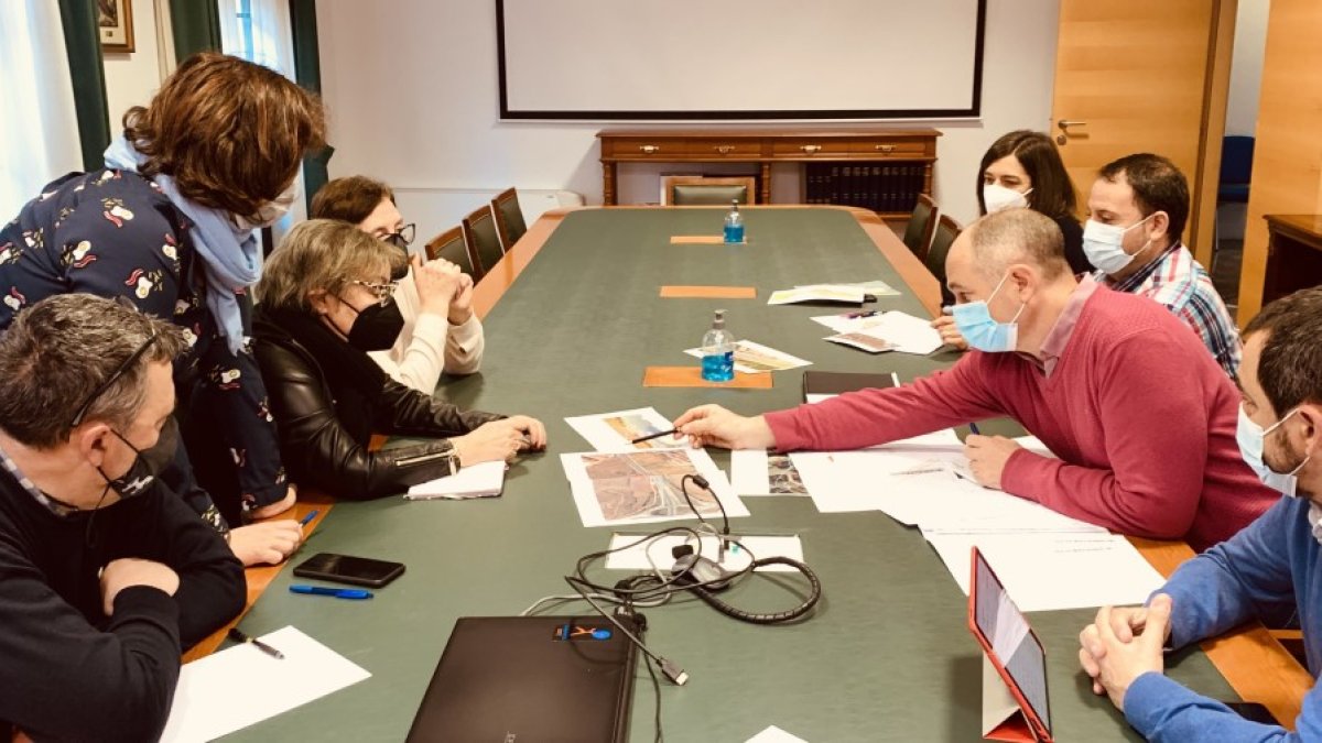 IMG-Reunión entre representantes municipales, técnicos y representantes de los vecinos de Las Casas. HDS