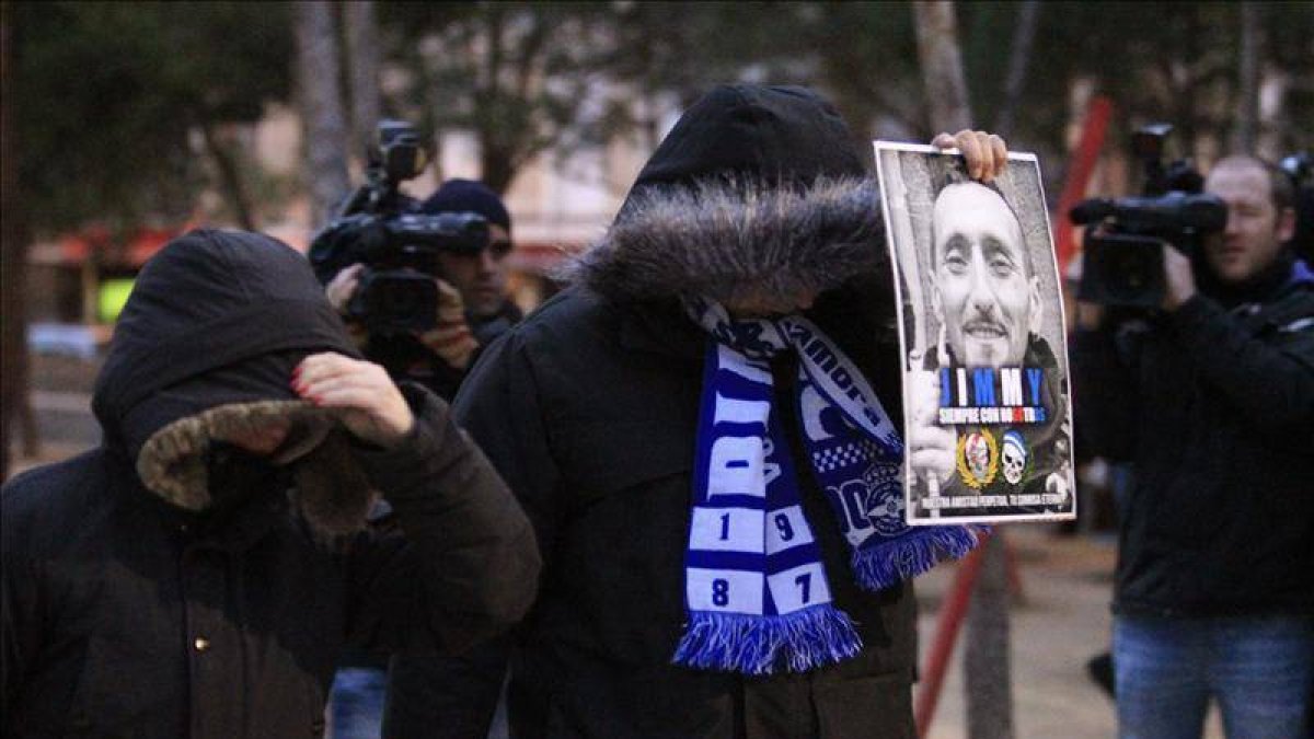 Un momento de la concentración llevada a cabo en la capital, organizada por la Coordinadora Antifascista de Madrid, para recordar al ultra del Deportivo de la Coruña fallecido en los enfrentamientos previos al partido entre su equipo y el Atlético de Madr-EFE