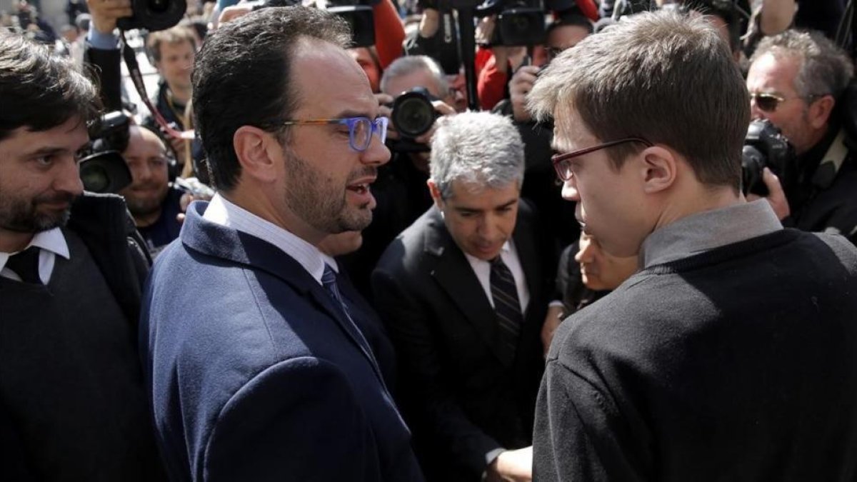 Antonio Hernando detiene a Íñigo Errejón para conversar con él a las puertas del Congreso.-JOSE LUIS ROCA