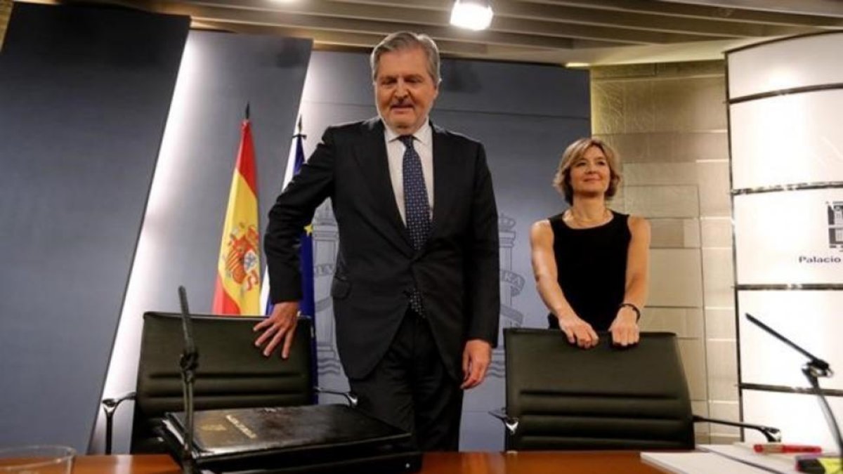 El ministro portavoz, Íñigo Mendez de Vigo, y la ministra de Agricultura, Isabel Tejerina, en la rueda de prensa posterior al Consejo de Ministros.-JUAN MANUEL PRATS