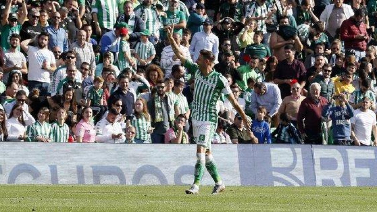Joaquín celebra la gesta con la afición bética.-EFE / JOSÉ MANUEL VIDAL