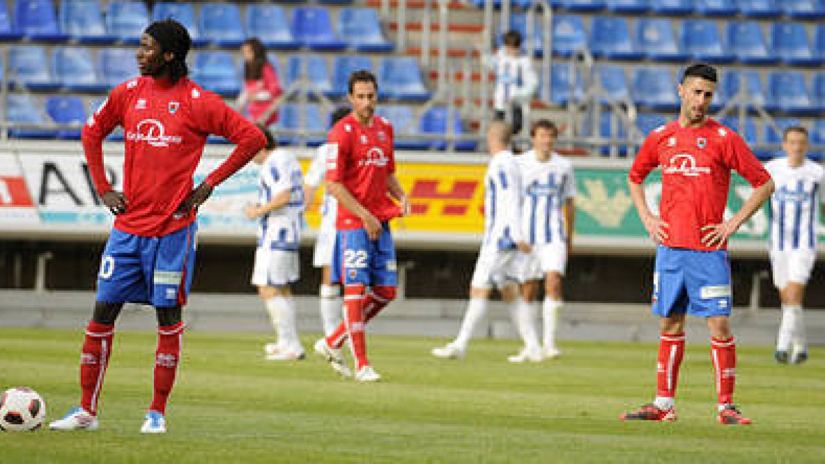 Los jugadores del Numancia decepcionados tras el 0-2 del Recre. / V. G.-