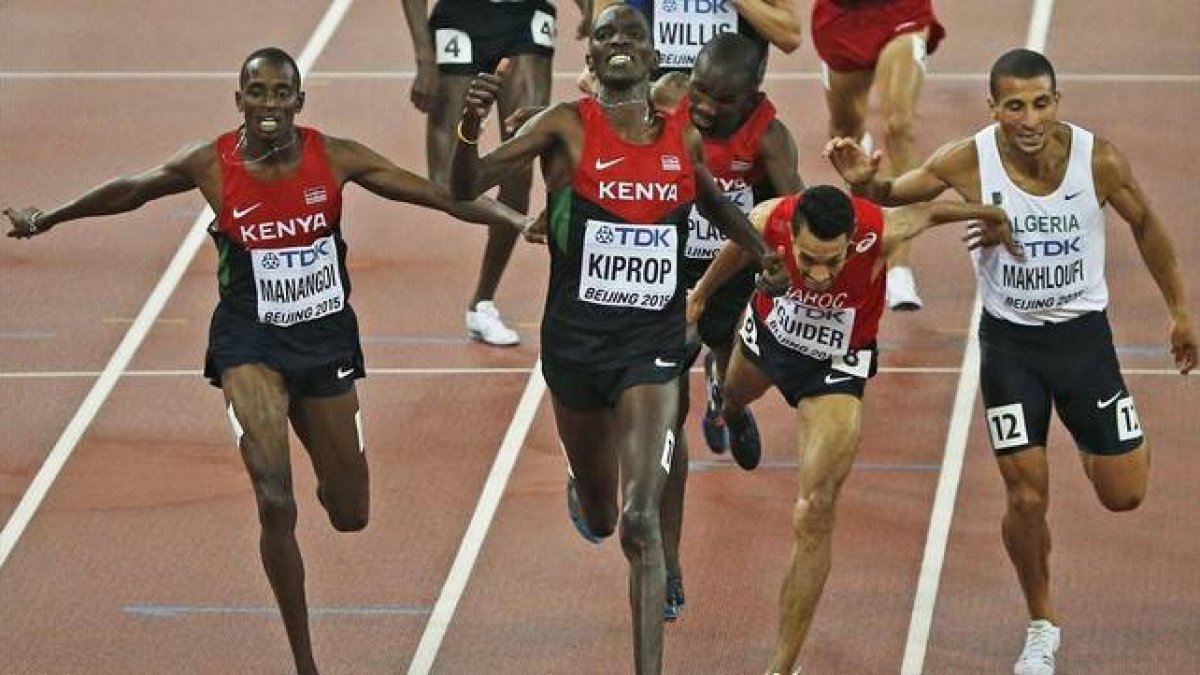 Asbel Kiprop entra vencedor en la final de 1.500.-AP/MARK SCHIEFELBEIN