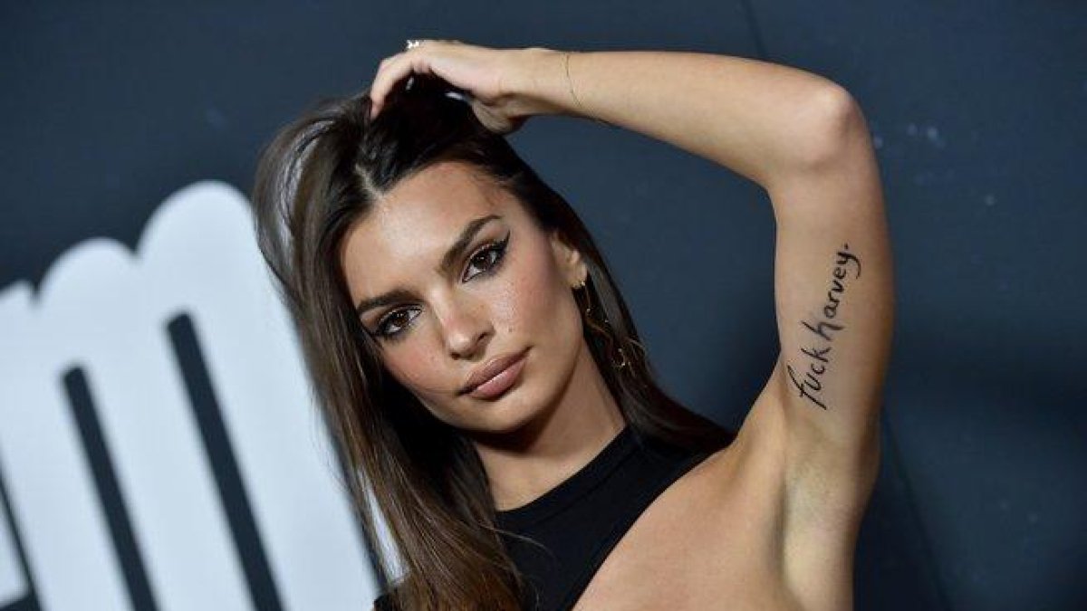 Emily Ratajkowski muestra su inscripción contra Harvey Weinstein, en el estreno del filme ’Uncut Gems’, en Hollywood.-FILMMAGIC