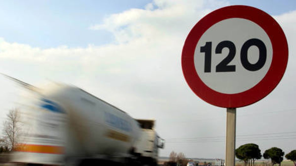 Señalización para circular por autovía a 120 kilómetros por hora. / V. G.-