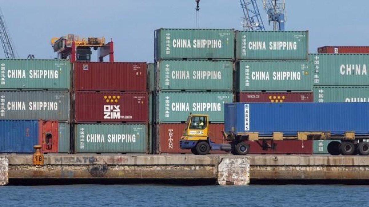 Contenedores con productos de China en el Puerto de Valencia.-MIGUEL LORENZO