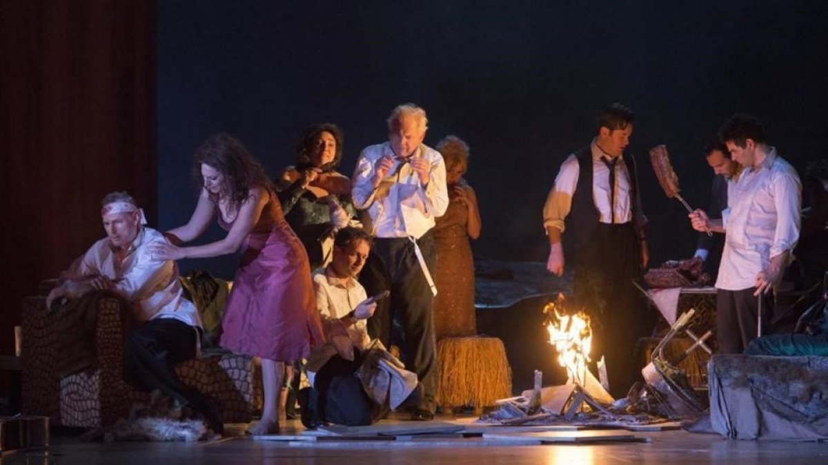 Momento de la versión en ópera de 'El ángel exterminador', de Buñuel, en el festival de Salzburgo.-MONIKA RITTERHAUS