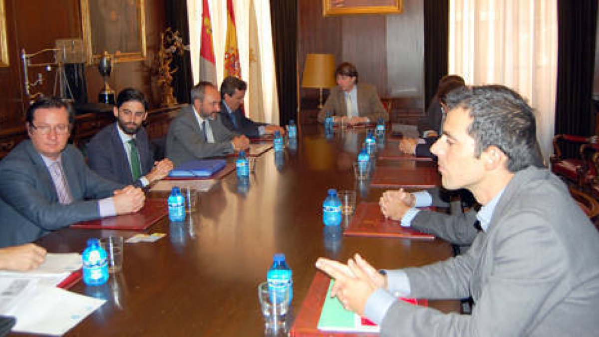 El primer Consejo de Administración de la empresa mixta del agua, celebrado ayer en el Consistorio. / AYUNTAMIENTO DE SORIA-