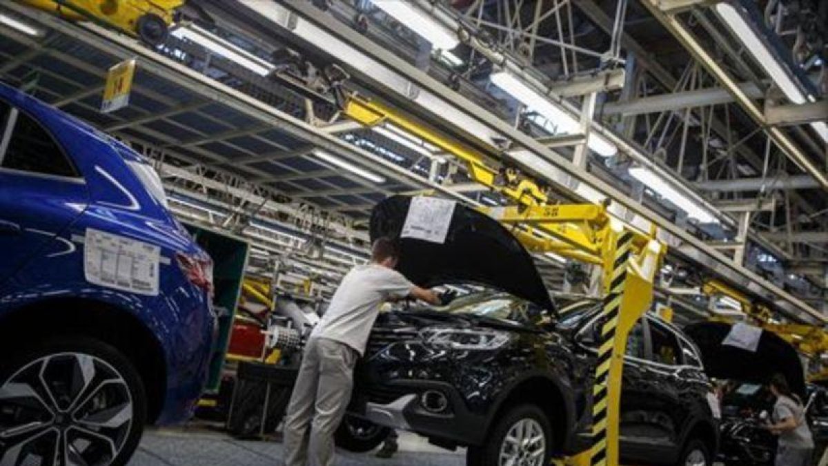 Cadena de producción del Megane en la fábrica de Renault en Palencia.-AFP / CÉSAR MANSO
