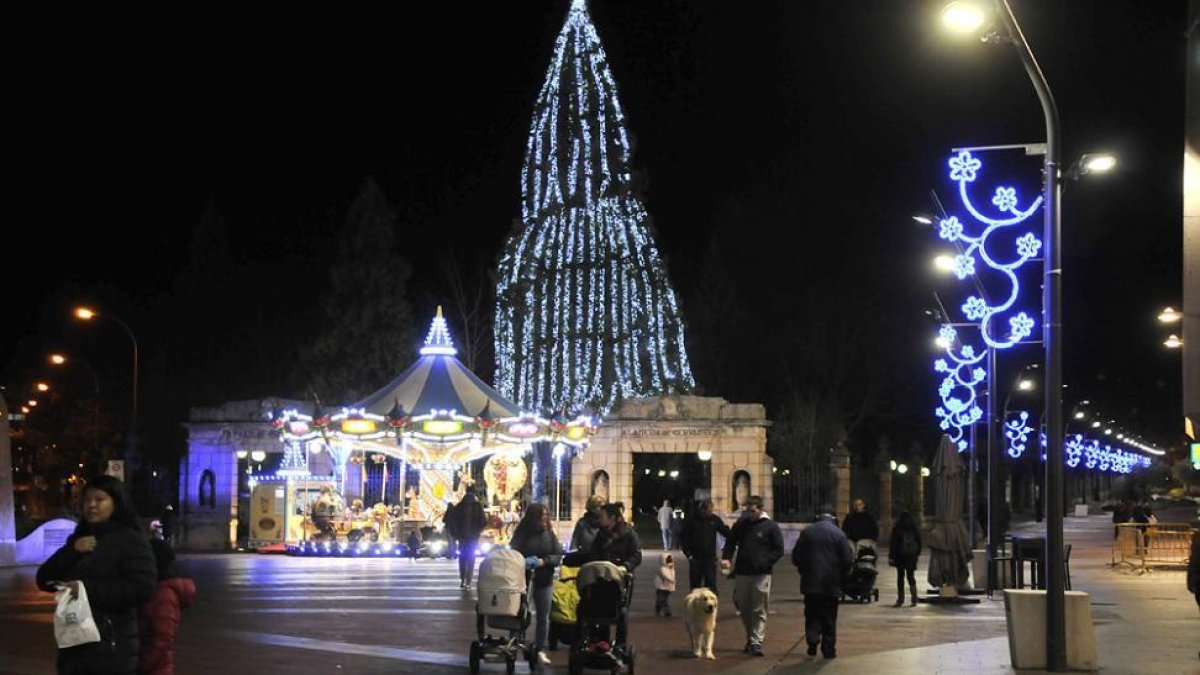 Iluminación navideña en la plaza de Mariano Granados.-Valentín Guisande