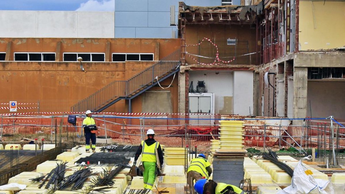 Trabajadores en las obras del hospital Santa Bárbara.-Mario Tejedor