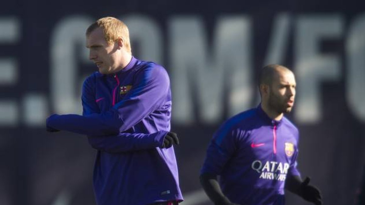 Mathieu se ejercita junto a Mascherano en un reciente entrenamiento del Barça en Sant Joan Despí.-Foto: JORDI COTRINA