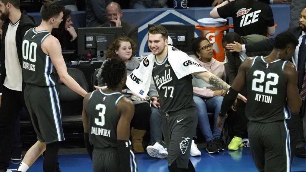 Doncic saluda a sus compañeros de resto del mundo.-EL PERIÓDICO