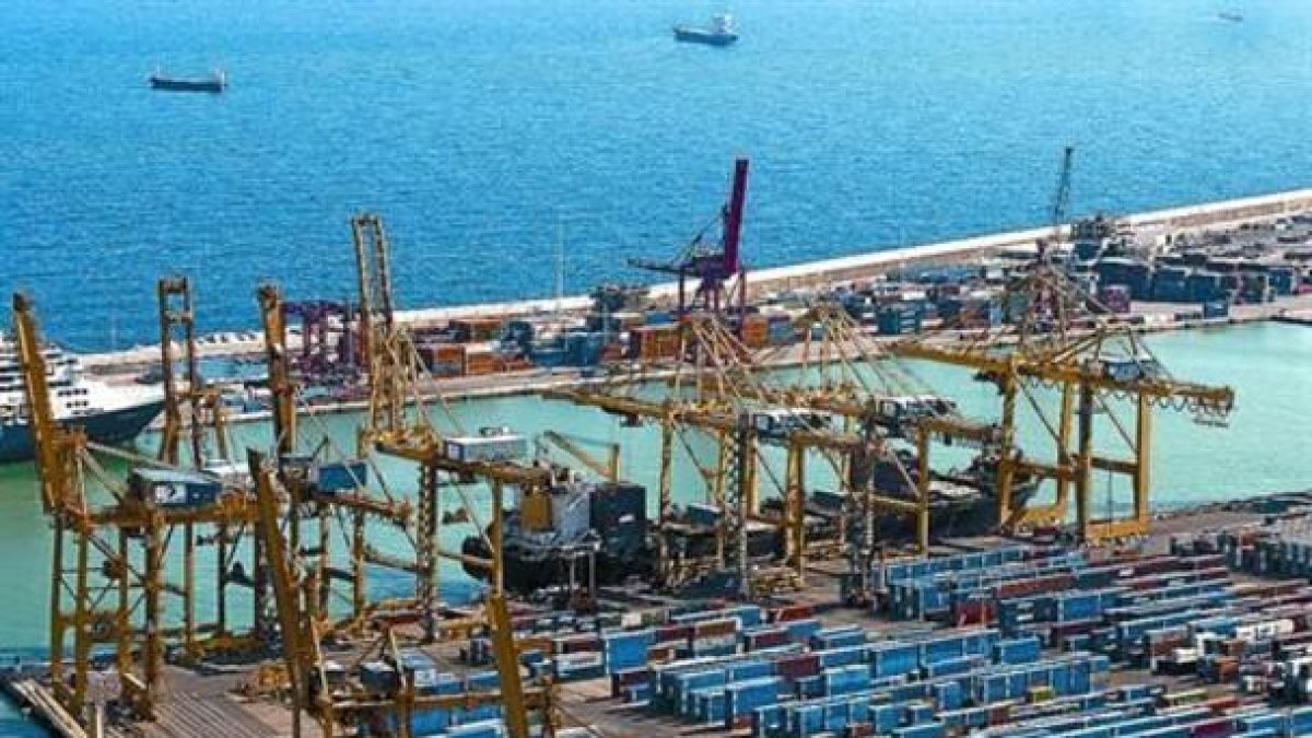 Contenedores para la exportación en el puerto de Barcelona.-JULIO CARBÓ