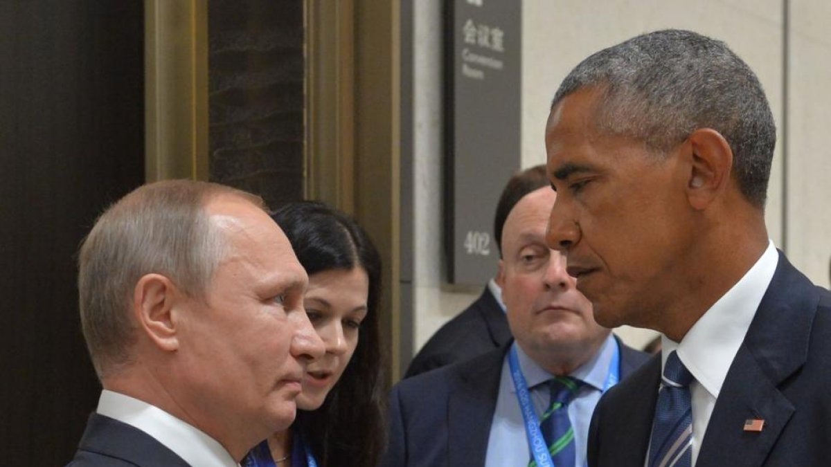 Putin y Obama se miran antes de su encuentro en el G20.-ALEXEI DRUZHININ / AFP
