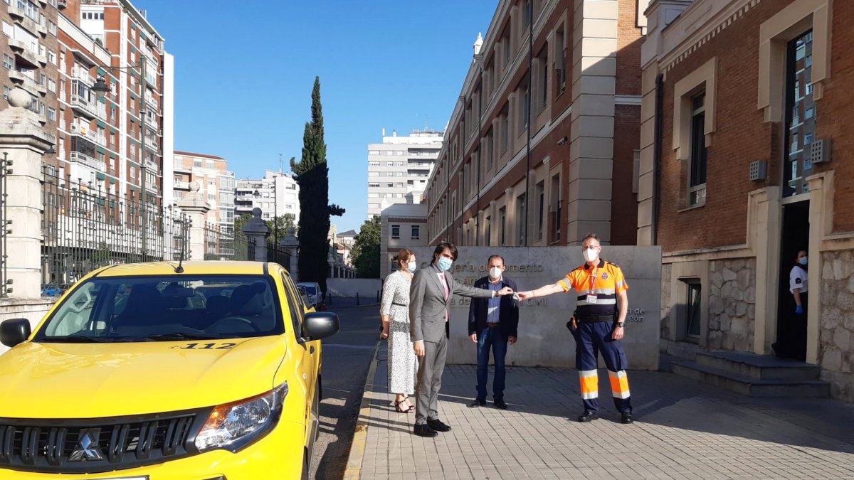 El consejero de Fomento entrega las llaves del vehículo de Protección Civil.-HDS