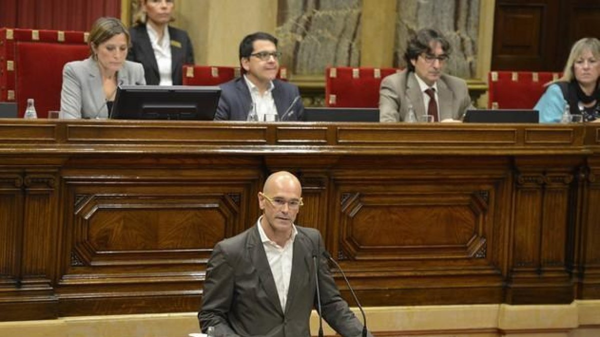 El diputado de Junts pel Sí, Raül Romeva, es el primero en iniciar los discurso en el pleno.-FERRAN SENDRA