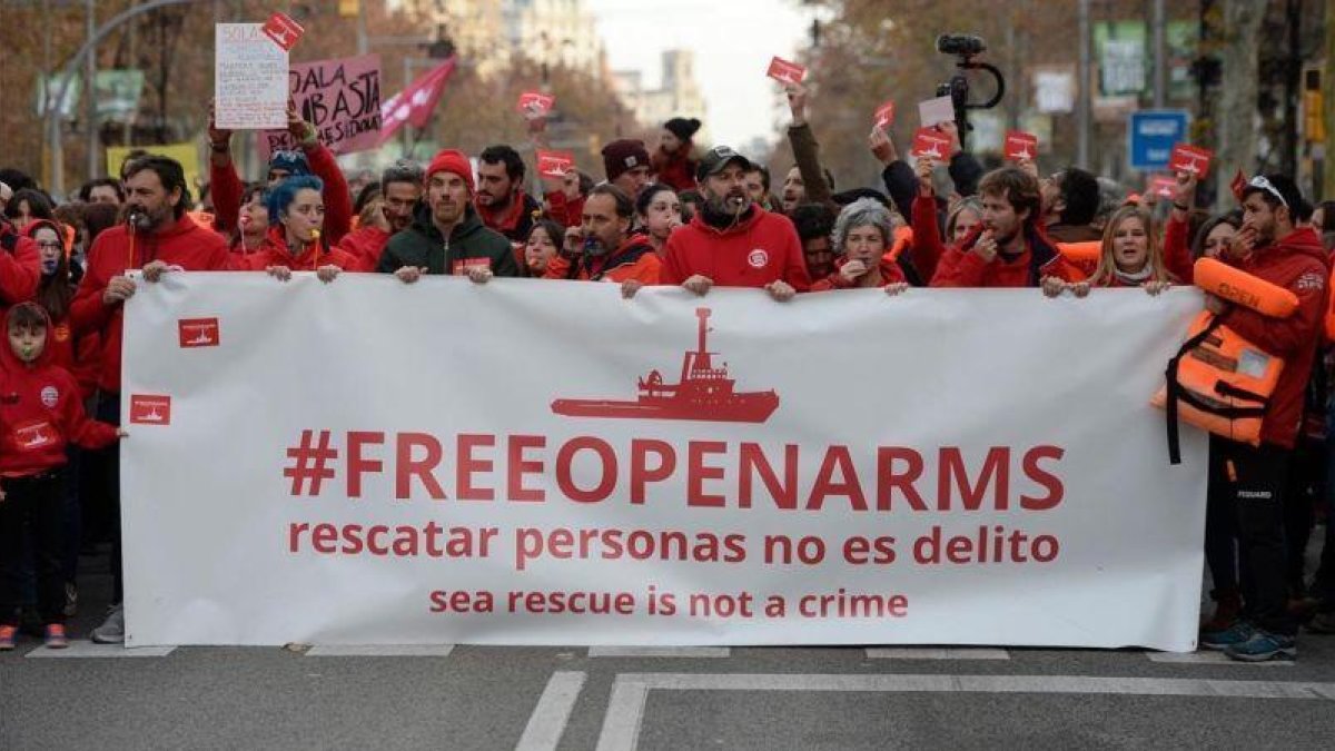 Manifestación en Barcelona para que el Open Arms vuelva a operar.-JOSEP LAGO (AFP)
