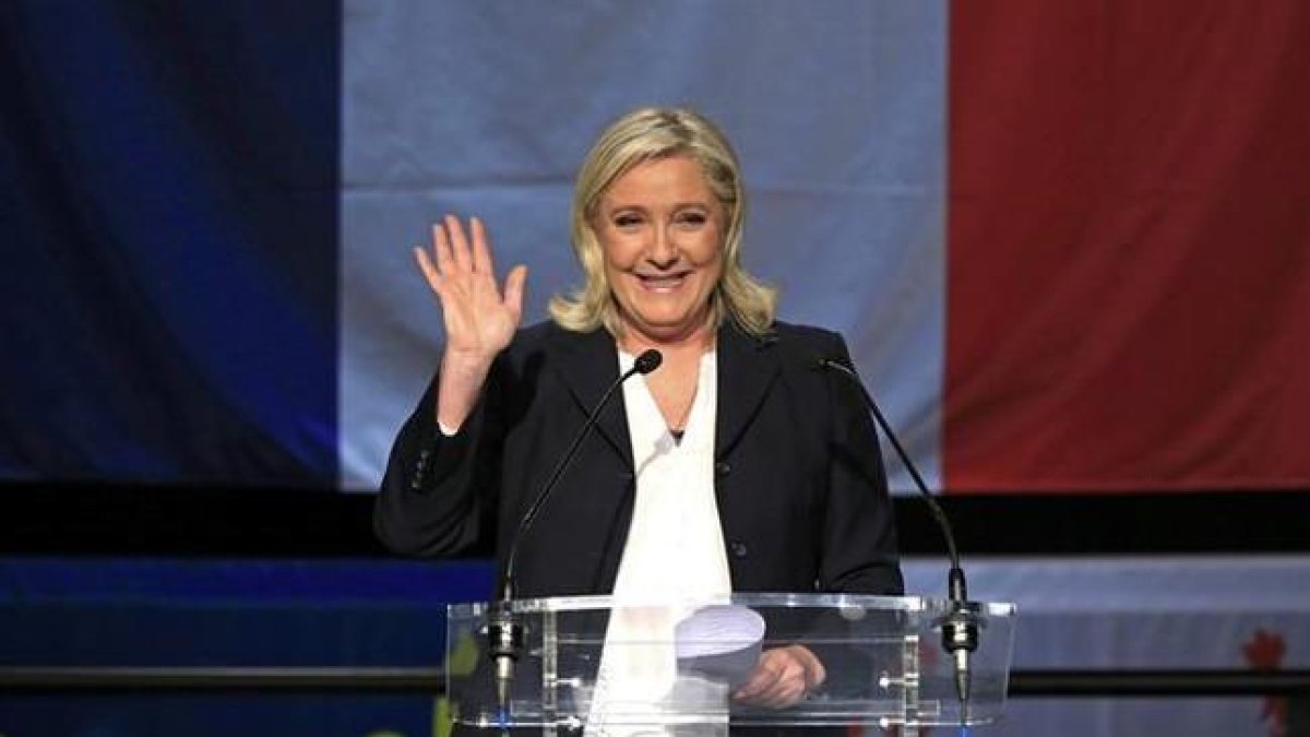 Marine Le Pen muestra su euforia al conocerse los primeros resultados, en Henin-Beaumont, este domingo.-REUTERS / PASCAL ROSSIGNOL