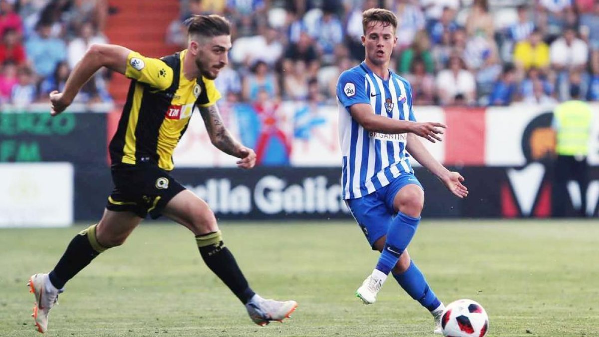 Pablo Larrea jugó en la Ponferradina desde enero para lograr el ascenso a Segunda.-Luis de la Mata / Diario de León