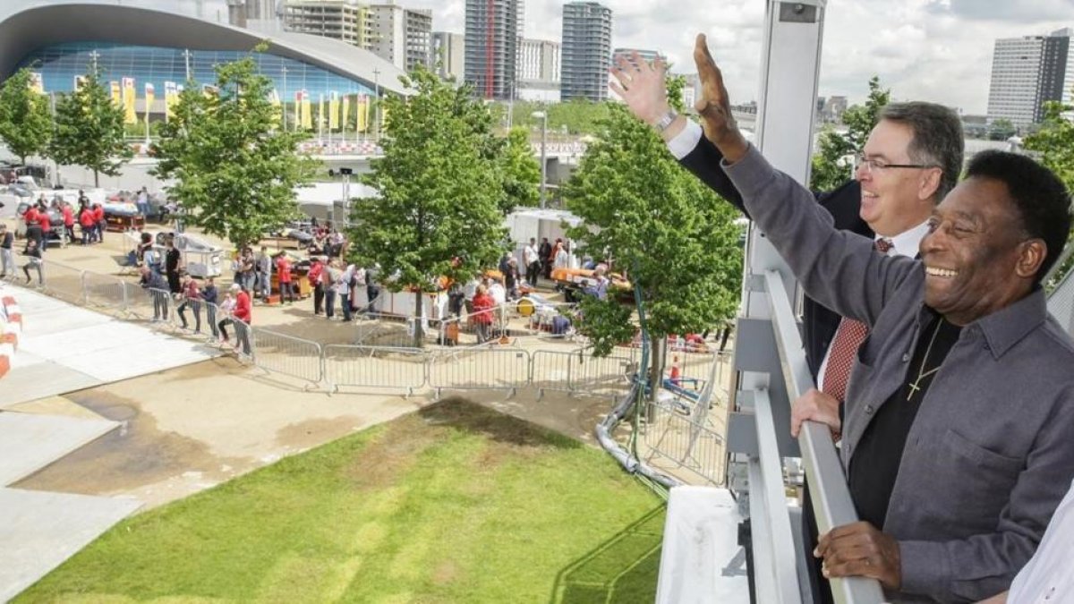 Pelé saluda a unos aficionados en su visita a Londres este jueves.-JEFF MOORE