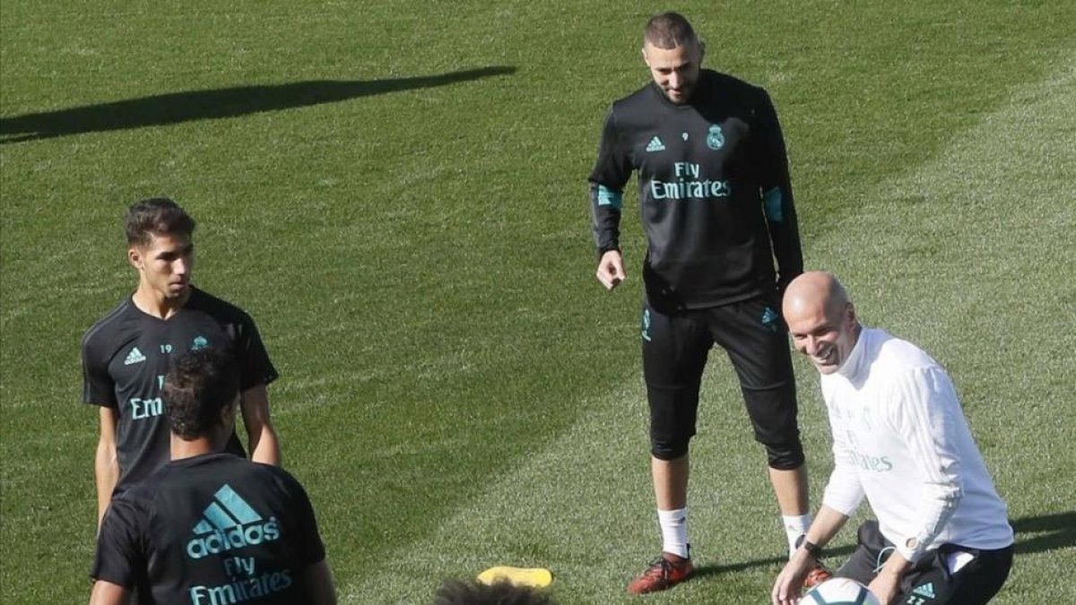 Zidane participa en un rondo con Benzema, Asensio, Varane y Marcelo.-FERNANDO ALVARADO / EFE