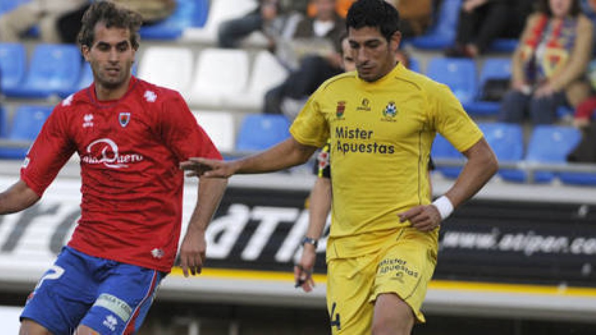 El defensa del Alcorcón en el partido jugado en Los Pajaritos. / V. Guisande-