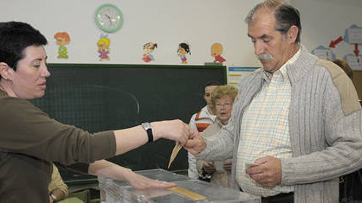 Gente votando en las pasadas elecciones./ V. G. -