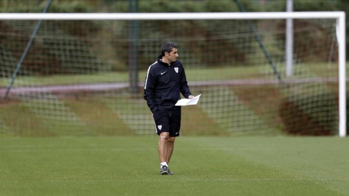 Ernesto Valverde, en un entrenamiento del Athletic de Bilbao, en las instalaciones de Lezama, en octubre pasado.-EFE / LUIS TEJIDO