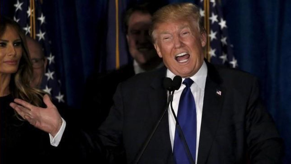 Trump reacciona ante su victoria en Manchester (Nuevo Hampshire), este martes.-REUTERS / JIM BOURG